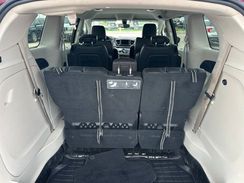 Used 2020 Chrysler Pacifica Touring-L FWD image 34