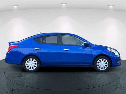 Used 2016 Nissan Versa SV FWD image 2