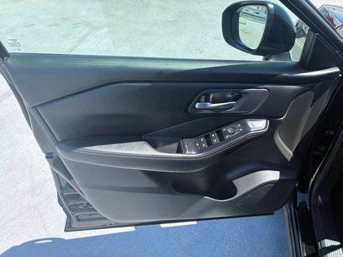 Used 2025 Nissan Rogue SV FWD image 18