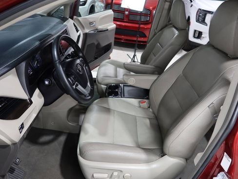 Used 2019 Toyota Sienna XLE FWD image 20