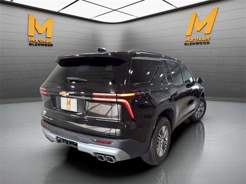 Used 2025 Chevrolet Traverse LT image 9