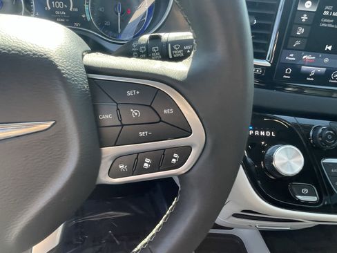 Used 2023 Chrysler Pacifica Touring-L FWD image 22