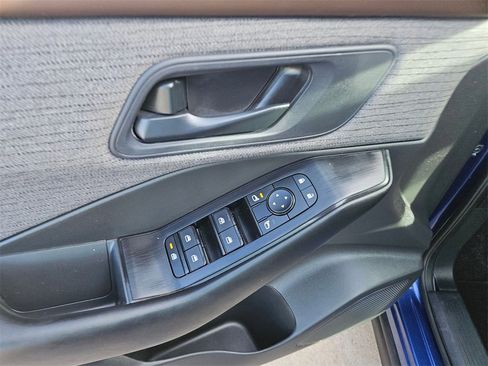 Used 2023 Nissan Rogue S image 14