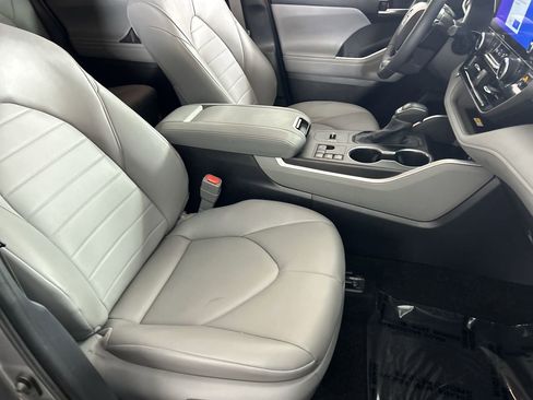 Used 2025 Toyota Highlander XLE FWD image 27