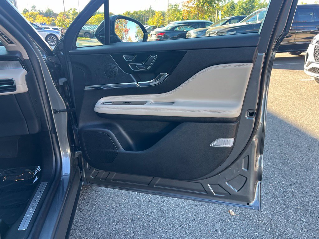 Used 2025 Lincoln Corsair AWD image 23