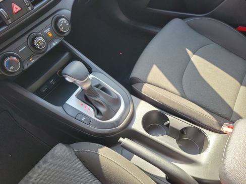 Used 2022 Kia Forte LXS w/ LXS Technology Package FWD image 8