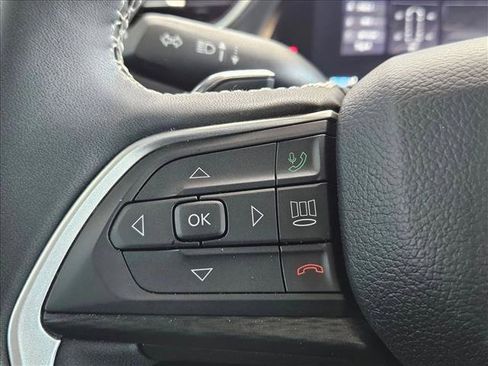 Used 2025 Jeep Grand Cherokee Altitude RWD image 15