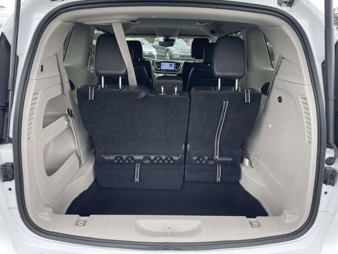 Used 2024 Chrysler Pacifica Touring-L image 23