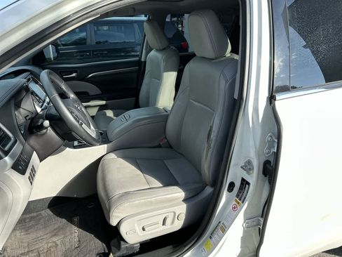 Used 2017 Toyota Highlander Limited FWD image 3