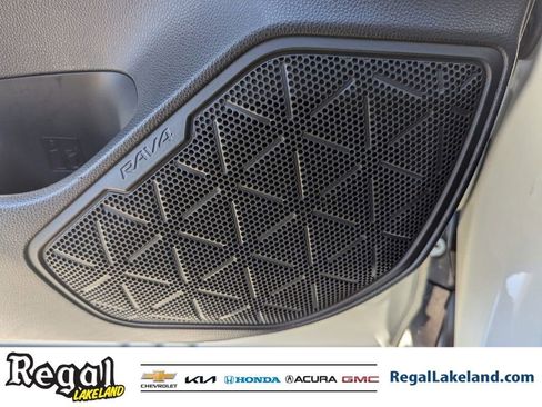 Used 2022 Toyota RAV4 SE image 16