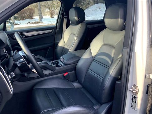 Used 2022 Porsche Cayenne Platinum Edition image 8