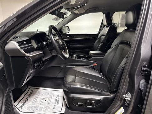 Used 2022 Jeep Grand Cherokee Limited image 19