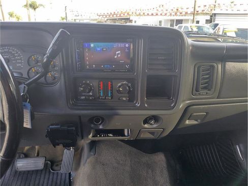 Used 2005 Chevrolet Silverado 2500 LS w/ Heavy-Duty Power Package image 6