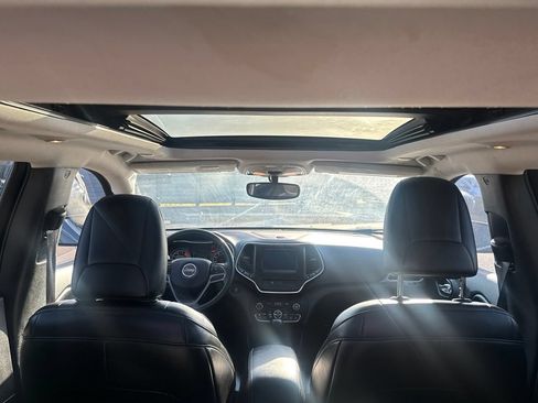 Used 2019 Jeep Cherokee Latitude Plus w/ Comfort/Convenience Group FWD image 36