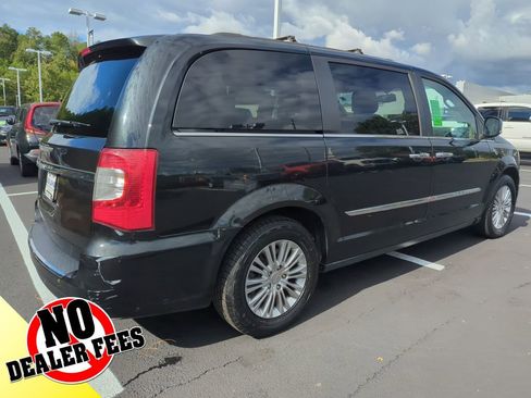 Used 2015 Chrysler Town & Country Touring-L w/ Driver Convenience Group image 10