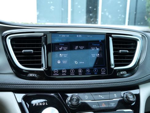 Used 2018 Chrysler Pacifica Limited FWD image 41