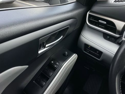 Used 2023 Toyota Highlander XLE image 24