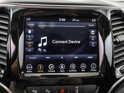 Used 2019 Jeep Cherokee Overland w/ Technology Group AWD/4WD image 17