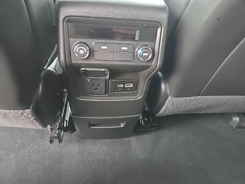 Used 2023 GMC Acadia SLT image 17