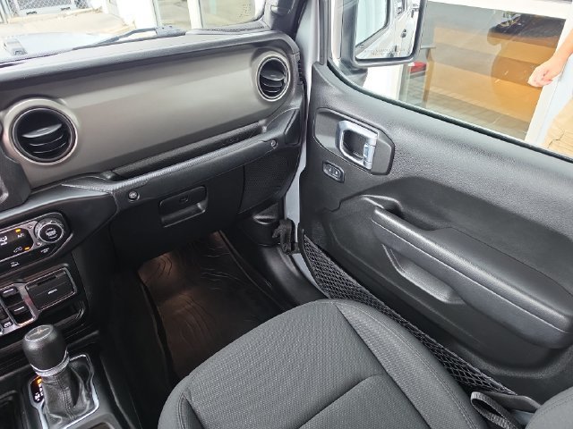 Used 2022 Jeep Gladiator Overland AWD/4WD image 14