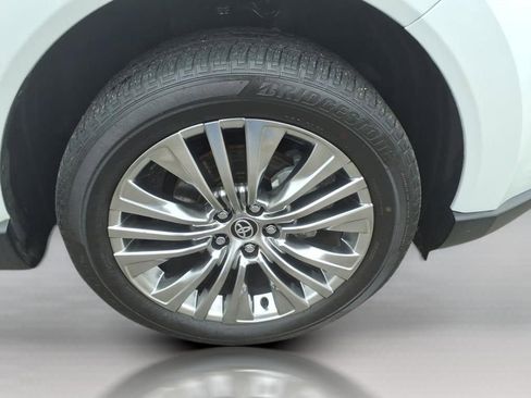 Used 2024 Toyota Venza image 9