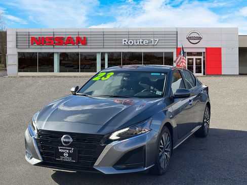 Used 2023 Nissan Altima 2.5 SV w/ SV Premium Package image 2