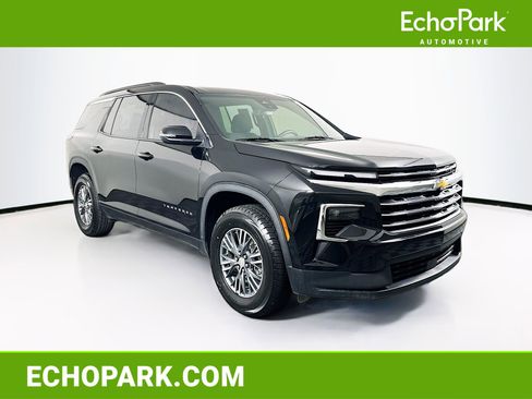 Used 2025 Chevrolet Traverse LT image 1