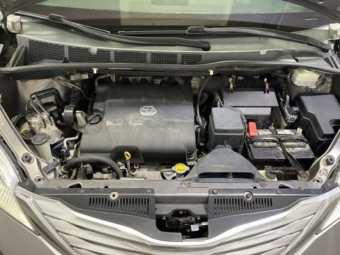 Used 2011 Toyota Sienna XLE image 27