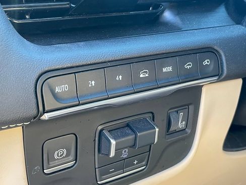 Used 2023 Cadillac Escalade Premium Luxury w/ Performance Package AWD/4WD image 5
