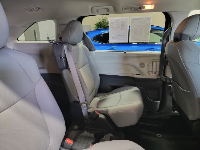 Used 2022 Toyota Sienna XLE FWD image 14