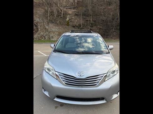 Used 2015 Toyota Sienna XLE image 1