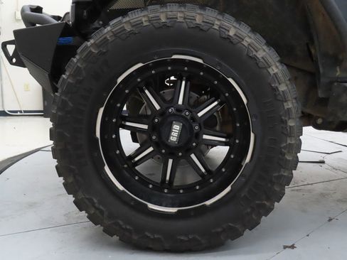 Used 2018 Jeep Wrangler Unlimited Sahara w/ Max Tow Package image 24