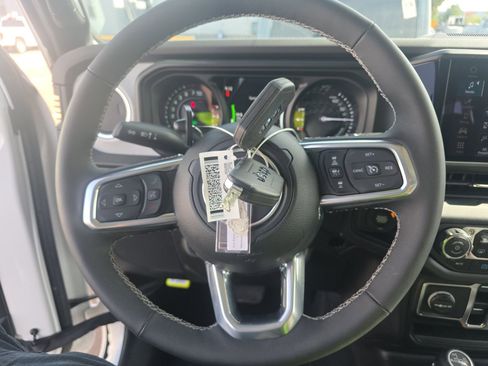 Used 2025 Jeep Wrangler Unlimited Sahara w/ Safety Group AWD/4WD image 6