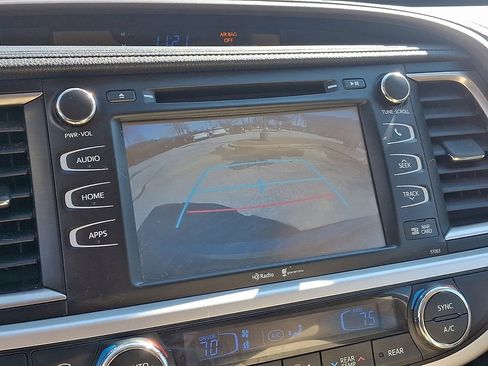 Used 2015 Toyota Highlander XLE image 19