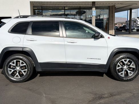 Used 2017 Jeep Cherokee Trailhawk image 2
