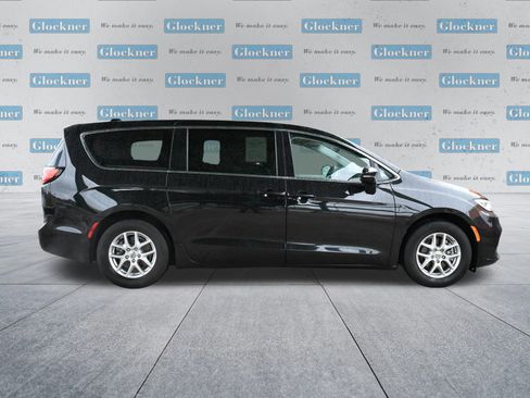 Used 2024 Chrysler Pacifica Touring-L FWD image 4