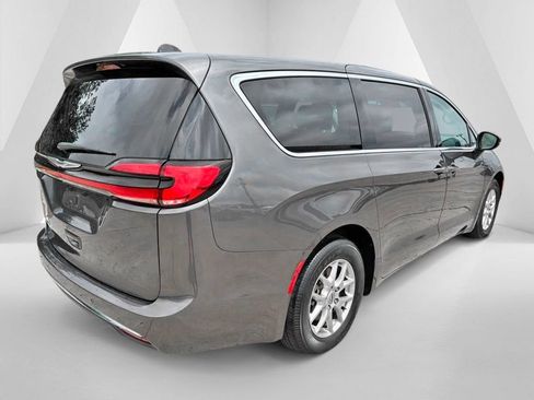 Used 2023 Chrysler Pacifica Touring-L FWD image 7