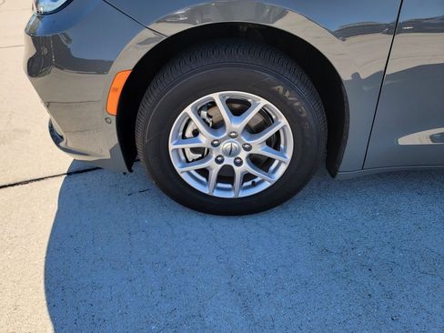 Used 2025 Chrysler Pacifica Select image 9