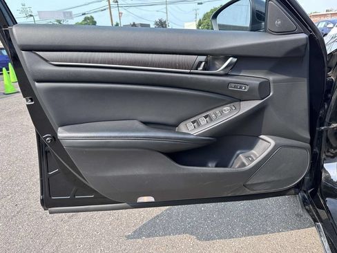 Used 2018 Honda Accord Touring image 8