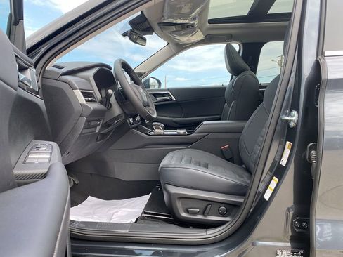 New 2025 Mitsubishi Outlander SE image 12