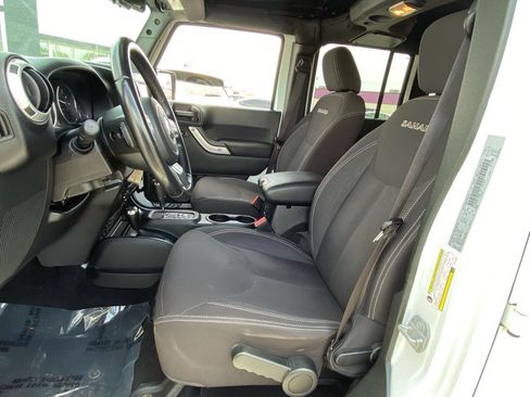 Used 2017 Jeep Wrangler Unlimited Sahara AWD/4WD image 28