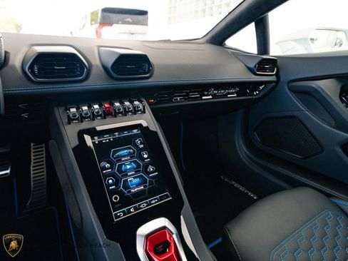 Used 2021 Lamborghini Huracan EVO image 12