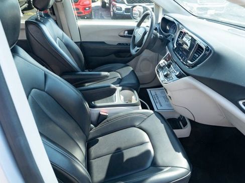 Used 2023 Chrysler Pacifica Touring-L FWD image 37