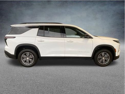 Used 2025 Chevrolet Traverse LT FWD image 8