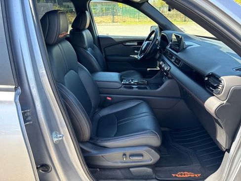 Used 2025 Honda Pilot TrailSport image 9