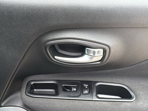 Used 2021 Jeep Renegade Latitude FWD image 30