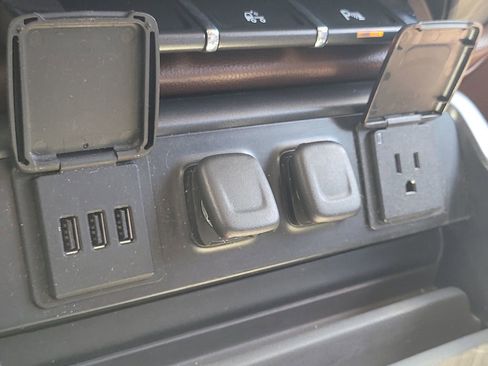 Used 2014 Chevrolet Silverado 1500 High Country image 24