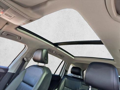 Certified 2022 Volkswagen Tiguan SE w/ Panoramic Sunroof Package AWD/4WD image 16
