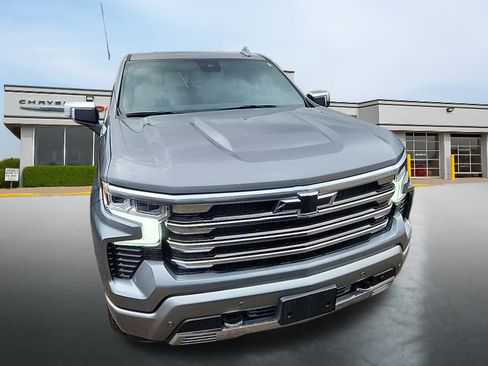 Used 2024 Chevrolet Silverado 1500 High Country w/ High Country Premium Package AWD/4WD image 3
