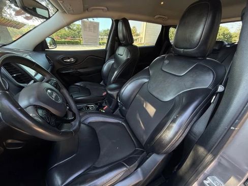 Used 2020 Jeep Cherokee Latitude Plus image 12